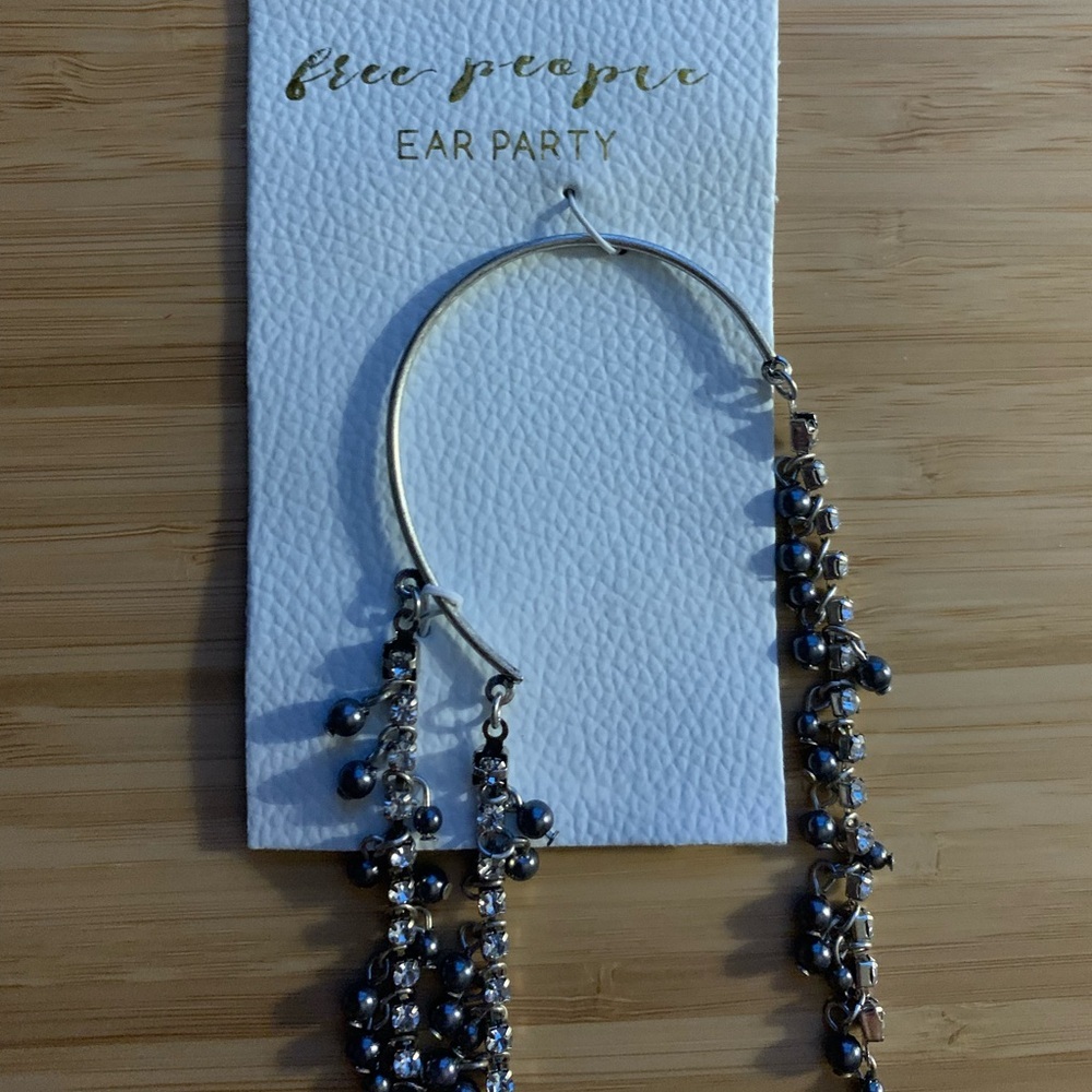 Free‎ People Ear Party Judy Pearl Ear Chain Cuff - Silver Tone - NWT - Picture 4 of 9